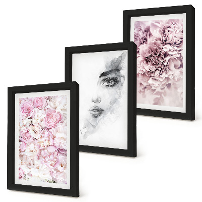 Mur de cadres Portrait en noir et blanc d'une femme aux délicates pivoines