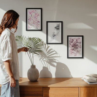 Mur de cadres Portrait en noir et blanc d'une femme aux délicates pivoines