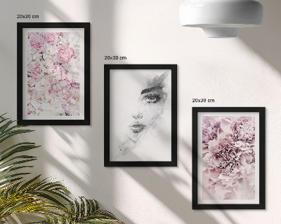 Mur de cadres Portrait en noir et blanc d'une femme aux délicates pivoines