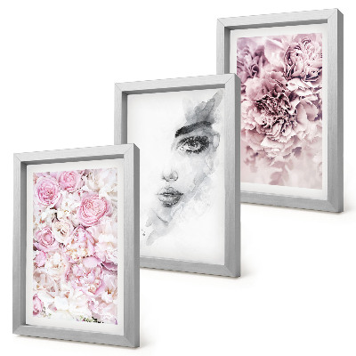 Mur de cadres Portrait en noir et blanc d'une femme aux délicates pivoines