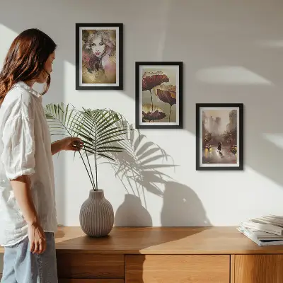 Mur de cadres portrait abstrait d'une femme avec des fleurs et une ville sous la pluie