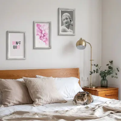 Mur de cadres avec aquarelle abstraite, slogan inspirant et sculpture ancienne