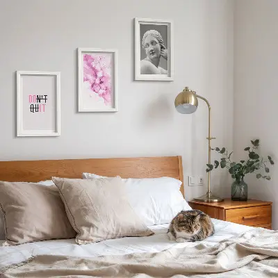 Mur de cadres avec aquarelle abstraite, slogan inspirant et sculpture ancienne