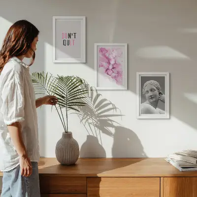 Mur de cadres avec aquarelle abstraite, slogan inspirant et sculpture ancienne