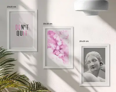 Mur de cadres avec aquarelle abstraite, slogan inspirant et sculpture ancienne