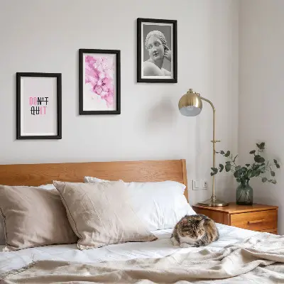 Mur de cadres avec aquarelle abstraite, slogan inspirant et sculpture ancienne