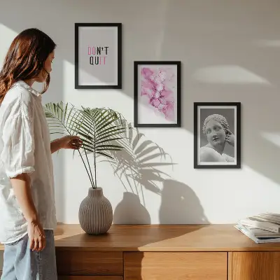 Mur de cadres avec aquarelle abstraite, slogan inspirant et sculpture ancienne