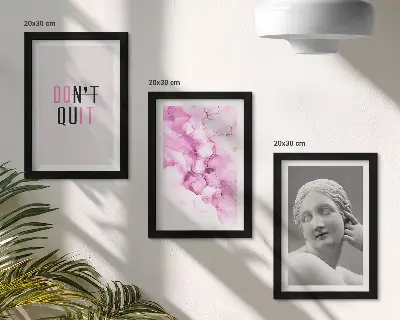 Mur de cadres avec aquarelle abstraite, slogan inspirant et sculpture ancienne