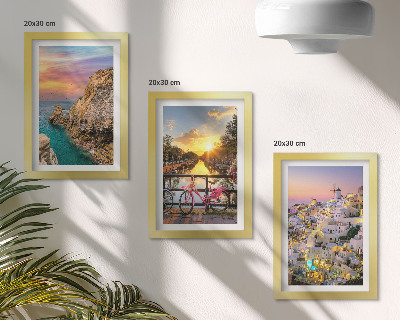 Mur de cadres Vue sur la mer au coucher du soleil et sur la ville