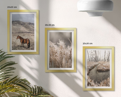 Ensemble de 3 tableaux Des chevaux dans un paysage d'herbes et un ruisseau en hiver