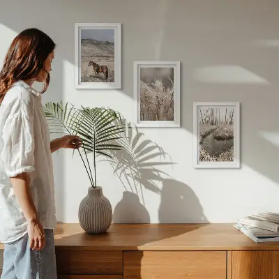Ensemble de 3 tableaux représentant des chevaux dans un paysage enneigé avec ruisseau
