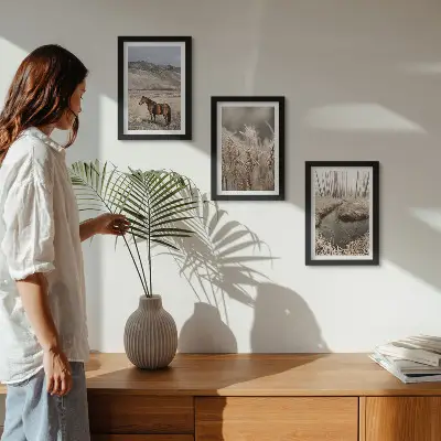 Ensemble de 3 tableaux représentant des chevaux dans un paysage enneigé avec ruisseau