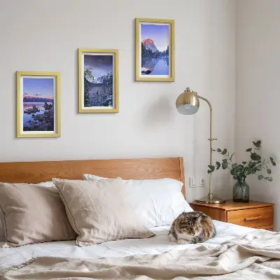 Ensemble de 3 tableaux représentant des paysages de montagne au crépuscule avec vue sur l'eau