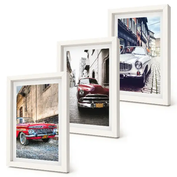 Lot de 3 tableaux représentant des voitures classiques de différentes couleurs circulant dans les rues de la ville