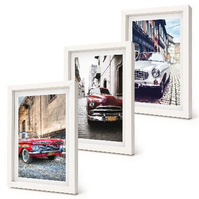 Lot de 3 tableaux Des voitures classiques de différentes couleurs circulent dans les rues de la ville.