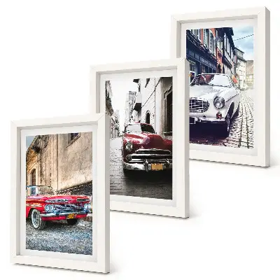 Lot de 3 tableaux représentant des voitures classiques de différentes couleurs circulant dans les rues de la ville