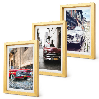 Lot de 3 tableaux Des voitures classiques de différentes couleurs circulent dans les rues de la ville.