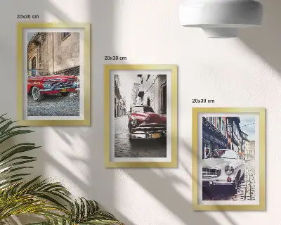 Lot de 3 tableaux représentant des voitures classiques de différentes couleurs circulant dans les rues de la ville