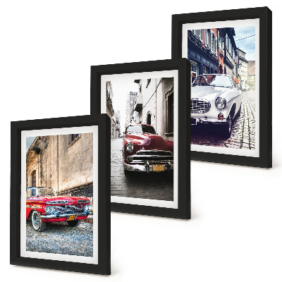Lot de 3 tableaux Des voitures classiques de différentes couleurs circulent dans les rues de la ville.