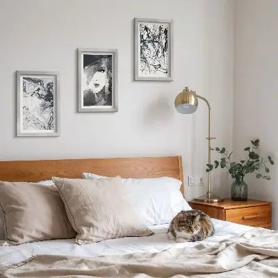 Mur de cadres avec motifs abstraits en nuances de noir et blanc