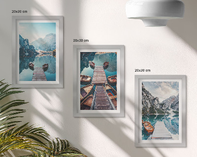 Ensemble de 3 tableaux Un lac paisible avec des pontons et des bateaux en bois