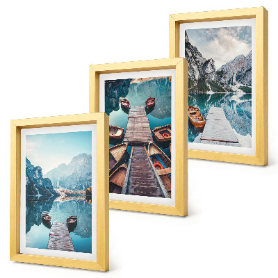 Ensemble de 3 tableaux Un lac paisible avec des pontons et des bateaux en bois