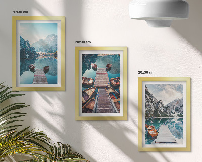 Ensemble de 3 tableaux Un lac paisible avec des pontons et des bateaux en bois