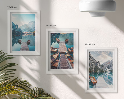 Ensemble de 3 tableaux Un lac paisible avec des pontons et des bateaux en bois