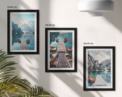 Ensemble de 3 tableaux Un lac paisible avec des pontons et des bateaux en bois