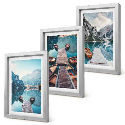 Ensemble de 3 tableaux Un lac paisible avec des pontons et des bateaux en bois