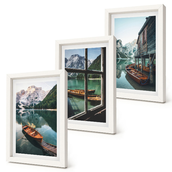 Mur de cadres Vue d'un lac de montagne avec des bateaux et une maison au bord de l'eau