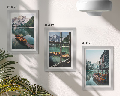 Mur de cadres Vue d'un lac de montagne avec des bateaux et une maison au bord de l'eau