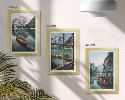 Mur de cadres Vue d'un lac de montagne avec des bateaux et une maison au bord de l'eau