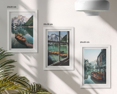 Mur de cadres Vue d'un lac de montagne avec des bateaux et une maison au bord de l'eau