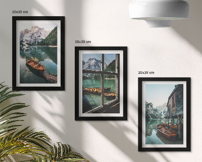 Mur de cadres Vue d'un lac de montagne avec des bateaux et une maison au bord de l'eau