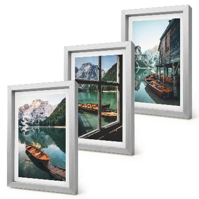 Mur de cadres Vue d'un lac de montagne avec des bateaux et une maison au bord de l'eau