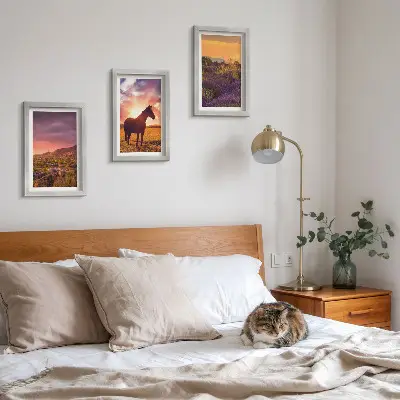 Mur de cadres paysages de montagne avec chevaux et champs de lavande