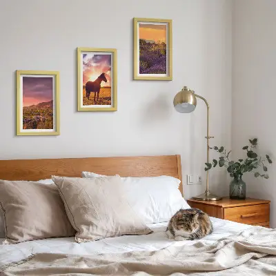 Mur de cadres paysages de montagne avec chevaux et champs de lavande