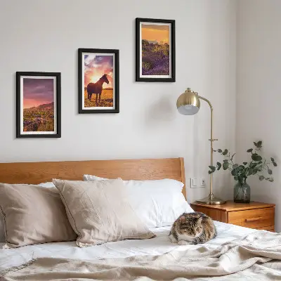 Mur de cadres paysages de montagne avec chevaux et champs de lavande
