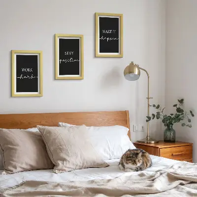Mur de cadres avec slogans de motivation élégants sur fond noir