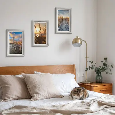 Lot de 3 tableaux représentant une vue sur un phare en bord de mer avec de l'herbe et une jetée en bois
