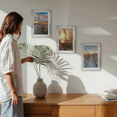 Lot de 3 tableaux représentant une vue sur un phare en bord de mer avec de l'herbe et une jetée en bois