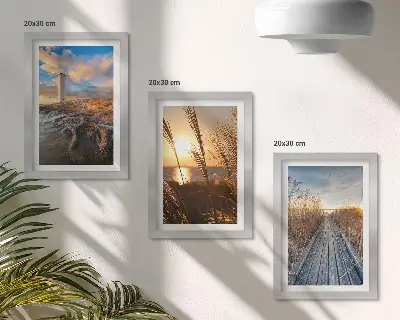 Lot de 3 tableaux représentant une vue sur un phare en bord de mer avec de l'herbe et une jetée en bois