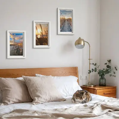 Lot de 3 tableaux représentant une vue sur un phare en bord de mer avec de l'herbe et une jetée en bois