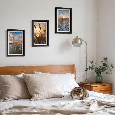 Lot de 3 tableaux représentant une vue sur un phare en bord de mer avec de l'herbe et une jetée en bois