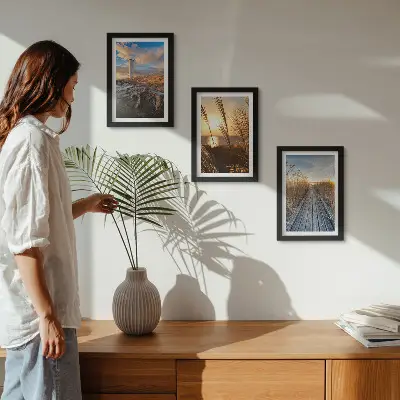 Lot de 3 tableaux représentant une vue sur un phare en bord de mer avec de l'herbe et une jetée en bois
