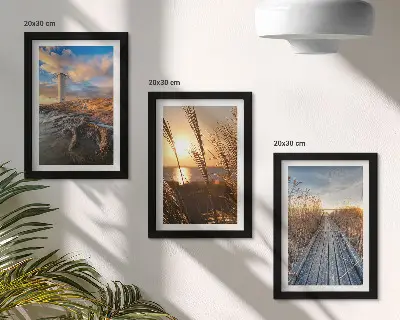 Lot de 3 tableaux représentant une vue sur un phare en bord de mer avec de l'herbe et une jetée en bois