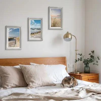 Ensemble de 3 tableaux représentant une plage avec sable, vagues, ciel et oiseaux en vol