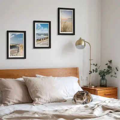 Ensemble de 3 tableaux représentant une plage avec sable, vagues, ciel et oiseaux en vol