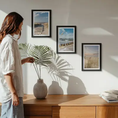 Ensemble de 3 tableaux représentant une plage avec sable, vagues, ciel et oiseaux en vol